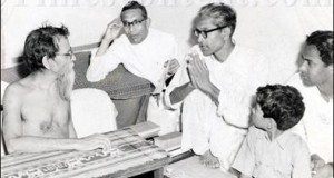 Ramchandra Reddi (folded hands), a leading landlord of Pochampalli converses with Acharya Vinoba Bhave (left), after he gifted his 100 acres of land to Bhoodan Movement, at Pochampalli (Tamil Nadu) on April 14, 1959. Courtesy: ToI